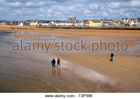 Die Menschen genießen das sonnige Wetter, Elie Strand, Fife, Schottland Stockfoto