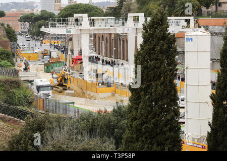 Die Arbeiten an der Rom Metro Linie C Erweiterung weiterhin in der Nähe des Kolosseum, das im Jahr 2022 zu öffnen. Stockfoto