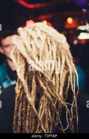 Dreadlocks auf dem Kopf eines jungen Mädchens. Mädchen mit dem afrikanischen Zöpfe. Ansicht von der Rückseite Stockfoto