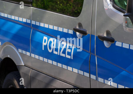 Polizeibuchstaben auf Deutsch auf einem Auto Stockfoto