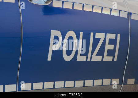Polizeibuchstaben auf Deutsch auf einem Auto Stockfoto