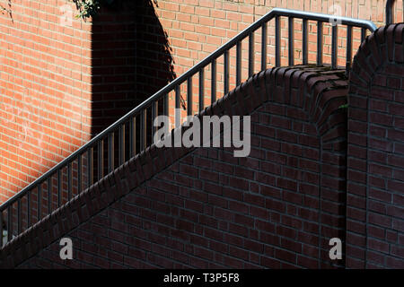 Seitenansicht der gemauerten Treppe im Schatten. Hamburg, Deutschland Stockfoto