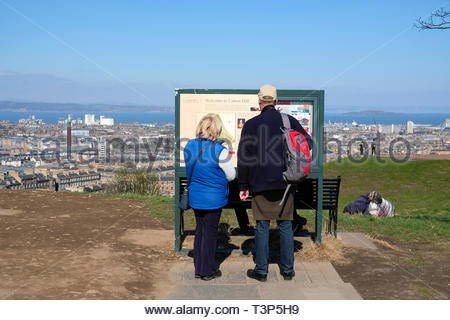 Besucher Kontrolle des Information Board auf dem Calton Hill, Edinburgh, Schottland Stockfoto