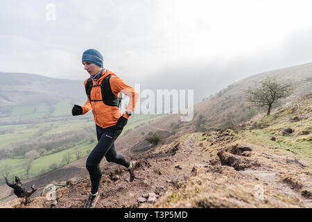 Junger Mann Trail Running auf Berg, Brecon Beacons National Park. Stockfoto