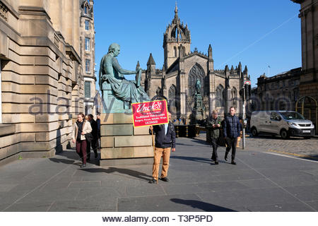 Werbung traditionelle Fisch und Chips und Fast Food, Royal Mile, Edinburgh, Schottland Stockfoto