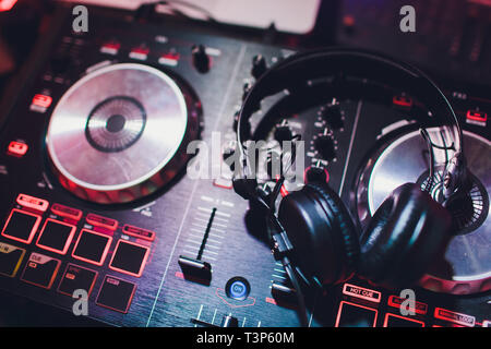 Musik Konsole und Kopfhörer für DJS. DJ Console cd mp4 DJ Mischpult Musik Party im Nachtclub. DJ Console für Experimente mit Musik Stockfoto