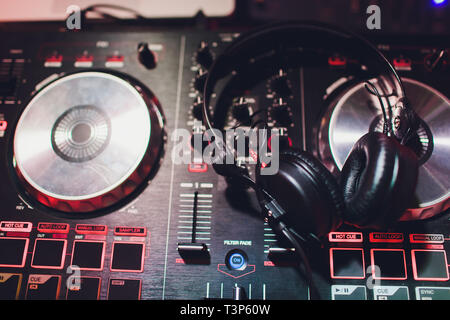 Musik Konsole und Kopfhörer für DJS. DJ Console cd mp4 DJ Mischpult Musik Party im Nachtclub. DJ Console für Experimente mit Musik Stockfoto