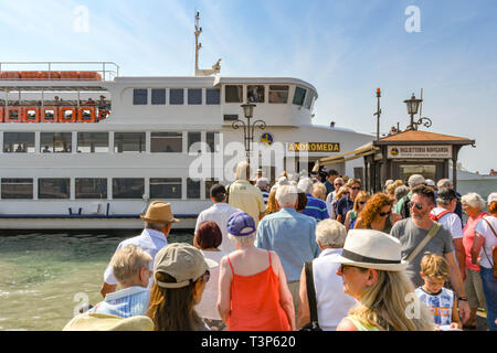 LAZISE, Gardasee, Italien - September 2018: Warteschlange von Menschen warten auf eine Fähre zu Während die Passagiere aussteigen in Lazise am Gardasee. Stockfoto