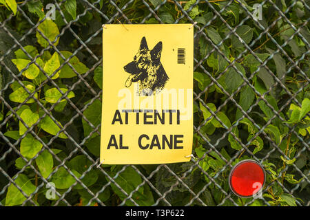 Gardasee, Italien - September 2018: Warnung vor ein Wachhund auf eine Eigenschaft Zeichen Stockfoto