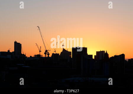 Sonnenaufgang über Leeds Skyline, die derzeit in der Entwicklung. Stockfoto