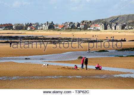 Die Menschen genießen das sonnige Wetter, Elie Strand, Richtung Earlsferry Fife, Schottland suchen Stockfoto