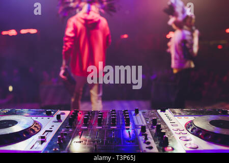 Musik Konsole und Kopfhörer für DJS. DJ Console cd mp4 DJ Mischpult Musik Party im Nachtclub. DJ Console für Experimente mit Musik Stockfoto