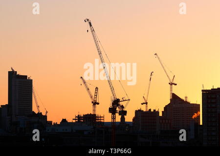 Sonnenaufgang über Leeds Skyline, die derzeit in der Entwicklung. Stockfoto