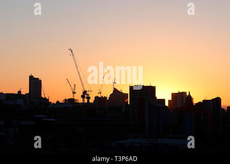 Sonnenaufgang über Leeds Skyline, die derzeit in der Entwicklung. Stockfoto