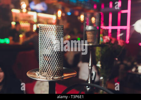 Shisha Rauchen auf dem Hintergrund eines leeren grunge Wand, Neonlicht, Rauch, Smog Stockfoto