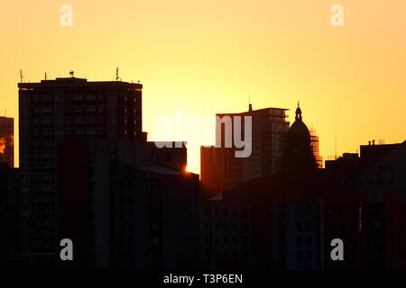 Die aufgehende Sonne hinter Leeds Rathaus Stockfoto