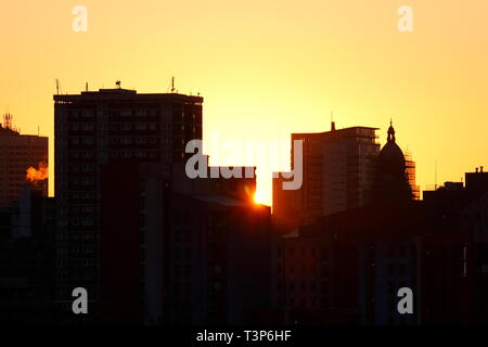 Die aufgehende Sonne hinter Leeds Rathaus Stockfoto