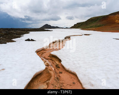 Geothermale Region Leirhnjukur. Aufgetaut Patch im Schnee. Gebiet Krafla Vulkan, Island, Europa. Stockfoto