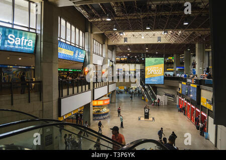 São Paulo - SP, Brasilien - 20. Februar 2019: Im Innenbereich der GRU Flughafen, Terminal 2. Aeroporto Internacional de São Paulo. Stockfoto