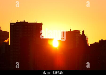 Die aufgehende Sonne hinter Leeds Rathaus Stockfoto