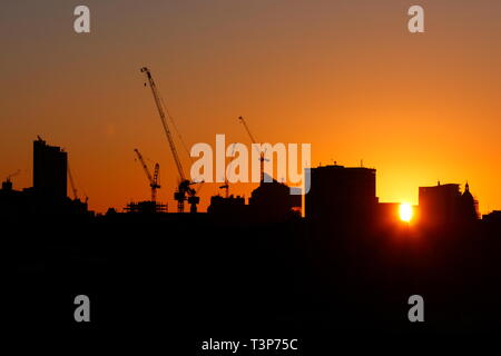 Sonnenaufgang über Leeds Skyline, die derzeit in der Entwicklung. Stockfoto