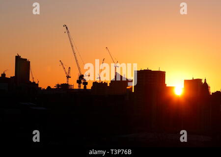 Sonnenaufgang über Leeds Skyline, die derzeit in der Entwicklung. Stockfoto