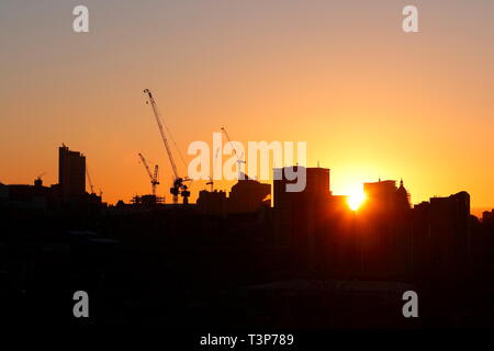 Sonnenaufgang über Leeds Skyline, die derzeit in der Entwicklung. Stockfoto