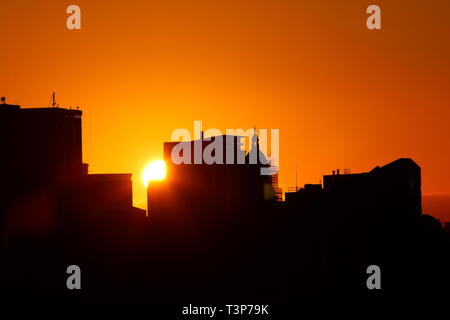 Die aufgehende Sonne hinter Leeds Rathaus Stockfoto