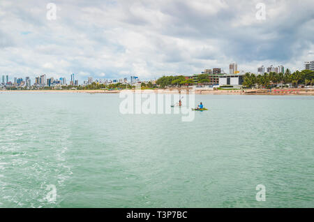 Joao Pessoa - PB, Brasilien - 21. Februar 2019: Touristen reiten Kajak- und der Praia do Bessa Strand und der Stadt Joao Pessoa für den Hintergrund. Stockfoto