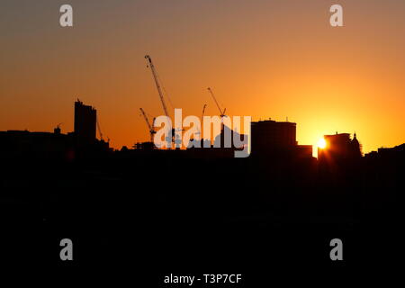 Sonnenaufgang über Leeds Skyline, die derzeit in der Entwicklung. Stockfoto