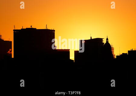 Die aufgehende Sonne hinter Leeds Rathaus Stockfoto