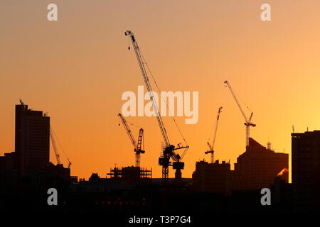 Sonnenaufgang über Leeds Skyline, die derzeit in der Entwicklung. Stockfoto