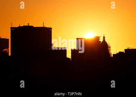 Die aufgehende Sonne hinter Leeds Rathaus Stockfoto