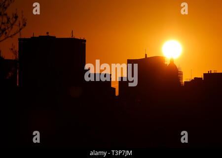 Die aufgehende Sonne hinter Leeds Rathaus Stockfoto