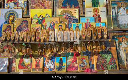 Verschiedene orthodoxe christliche Symbole auf dem Display an der Markt für Verkauf Stockfoto