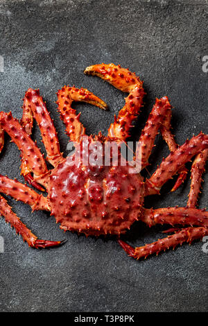 Red king crab auf grauem Hintergrund. King Crab, Zitrone und Koriander, Ansicht von oben Stockfoto