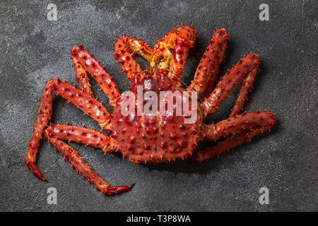 Red king crab auf grauem Hintergrund. King Crab, Zitrone und Koriander, Ansicht von oben Stockfoto