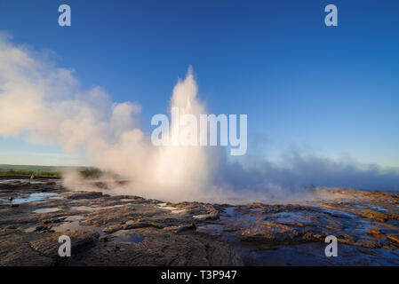 Ausbruch der Geysir Strokkur. Südwestlichen Teil von Island in die geothermale Region. Sonnigen Tag mit strahlend blauem Himmel. Meisterwerke der Natur Stockfoto