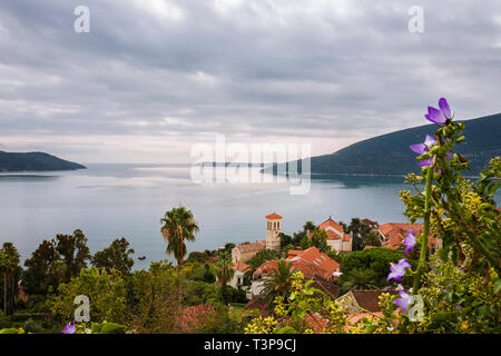 Blick über die Altstadt und Boka Kotorska von der Festung von Kanli - Kula (Bloody Tower), Herceg Novi, Montenegro Stockfoto