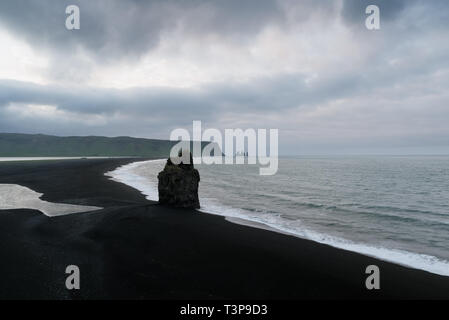 Blick vom Kap Dyrholaey auf Stapel Arnardrangur und Reynisdrangar Basalt sea Stacks. Reynisfjara Strand mit schwarzem Sand vulkanischen Ursprungs. Touristenattraktion in Stockfoto
