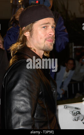 LOS ANGELES, Ca. Oktober 02, 2002: Schauspieler BRAD PITT an der Los Angeles Premiere des Transporters. © Paul Smith/Featureflash Stockfoto