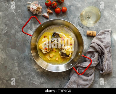 Bacalao al Pil Pil, gesalzenen Kabeljau in emulgiert Olivenöl Sauce, spanische Küche, Baskenland Stockfoto