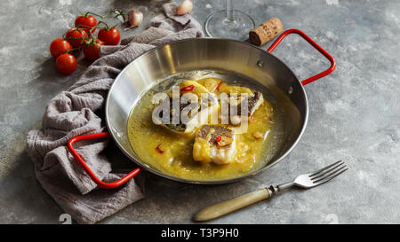 Bacalao al Pil Pil, gesalzenen Kabeljau in emulgiert Olivenöl Sauce, spanische Küche, Baskenland Stockfoto