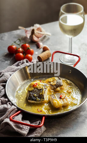 Bacalao al Pil Pil, gesalzenen Kabeljau in emulgiert Olivenöl Sauce, spanische Küche, Baskenland Stockfoto