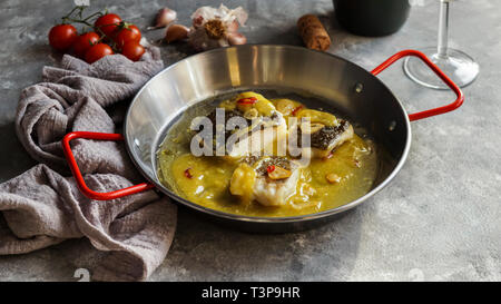 Bacalao al Pil Pil, gesalzenen Kabeljau in emulgiert Olivenöl Sauce, spanische Küche, Baskenland Stockfoto