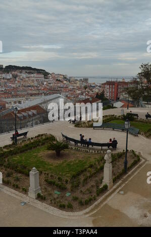 Panoramablick auf das Viertel Alfama von Lissabon und der San Pedro De Alcantara Garten in Lissabon. Natur, Architektur, Geschichte, Street Photography. Ein Stockfoto