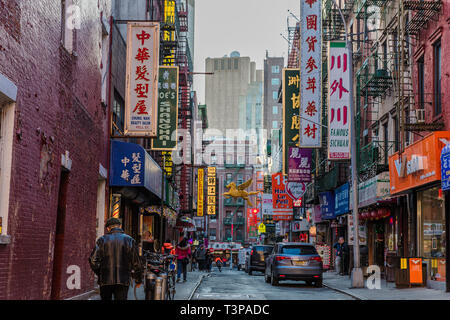 NEW YORK CITY - 27. MÄRZ 2018: Chinatown Straßen eines der wichtigsten Wahrzeichen in Manhattan Stockfoto