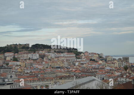 Wunderbare Aussicht auf die mittelalterliche Burg von San Jorge & Kathedrale von San Pedro de Alcantara Garten in Lissabon. Natur, Architektur, Geschichte, Stree Stockfoto