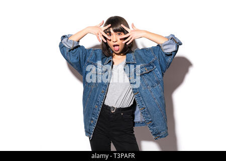 Nahaufnahme Foto erstaunlich schöne Ihr Dame arm verstecken Hälfte Gesichtsausdruck nicht sehen, aber Betrügen erhielt Blick Blick tragen lässige Jeans Denim shi Stockfoto