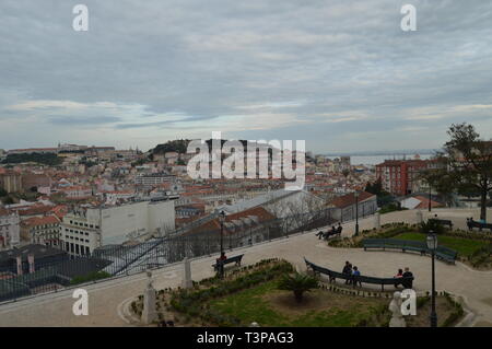 Panoramablick auf das Viertel Alfama von Lissabon und der San Pedro De Alcantara Garten in Lissabon. Natur, Architektur, Geschichte, Street Photography. Ein Stockfoto